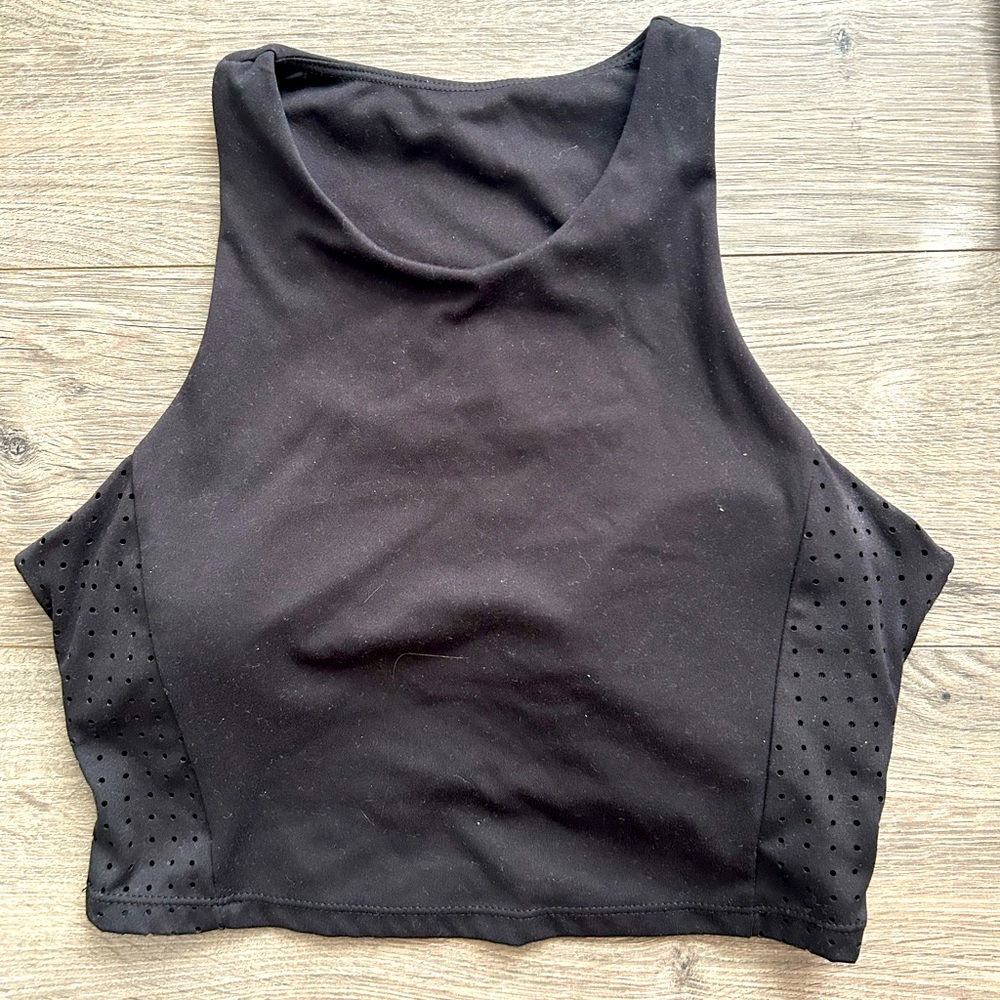 Black cropped workout tank